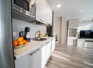kuchnia z miską pomarańczy na ladzie w obiekcie Apartamentos Aranda w mieście Aranda de Duero