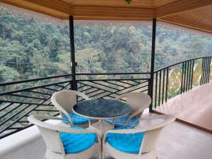 Ein Tisch und Stühle auf einem Balkon mit Aussicht in der Unterkunft Global Valley Resort in Rongli + 76 Fotos
