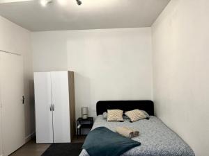Un pat sau paturi într-o cameră la Studio au coeur de Clermont-Ferrand proche de la Cathédrale