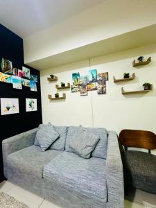 セブシティにある31T1 Chic Corner, Horizons 101, Cebu Cityのソファと椅子のあるリビングルーム