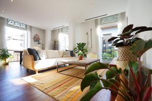 ein Wohnzimmer mit Sofa und Tisch in der Unterkunft Casa Mallet by Wynwood House in Panama-Stadt