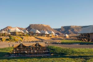 维尔京Zion Wildflower Resort的一组以山为背景的山林小屋