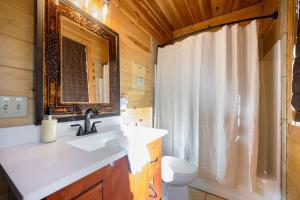 Koupelna v ubytování Sleeps18-Walk2Town-HotTub-Firepit-Playground-Games + 39 fotografií