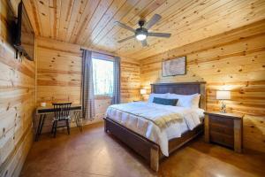 Postel nebo postele na pokoji v ubytování Sleeps18-Walk2Town-HotTub-Firepit-Playground-Games