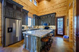 Kuchyň nebo kuchyňský kout v ubytování Sleeps18-Walk2Town-HotTub-Firepit-Playground-Games