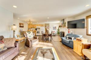 Et opholdsområde på half Mi to Skiing Red River Condo with Free Shuttle!