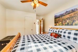 En eller flere senge i et værelse på half Mi to Skiing Red River Condo with Free Shuttle!