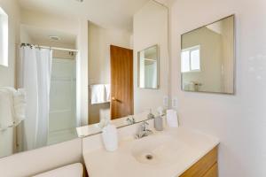 Et badeværelse på half Mi to Skiing Red River Condo with Free Shuttle! + 21 billeder