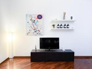 Μια τηλεόραση ή/και κέντρο ψυχαγωγίας στο Voltiva House - in the Heart of Como Old Town