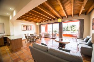 a living room with a couch and a table at Villa Lavanda in San Miguel de Allende