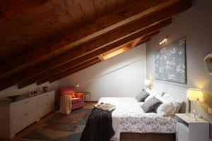 コモにあるSnug Nestの木製の天井の客室で、ベッドルーム1室(ベッド1台付)
