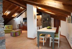 eine Küche und ein Esszimmer mit einem Tisch und Stühlen in der Unterkunft Snug Nest in Como