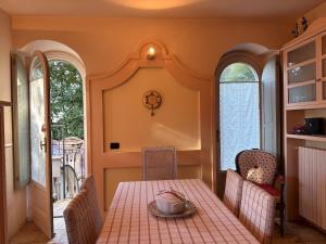 Postel nebo postele na pokoji v ubytování Torretta sul lago