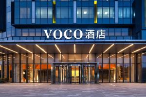 嘉定上海虹桥金沙voco酒店——距离国家会展中心20分钟车程的前面有瑜伽标志的建筑