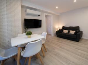 Televízia a/alebo spoločenská miestnosť v ubytovaní Apartamentos Aranda - La Cepa I - II