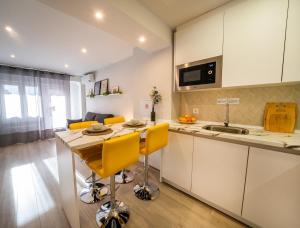 Kuchyňa alebo kuchynka v ubytovaní Apartamentos Aranda - La Cepa I - II