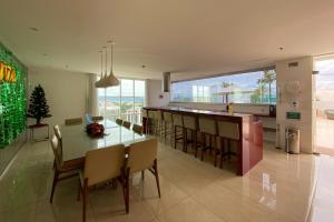 Un comedor y una cocina con mesa y sillas. en OZPED Flats Particulares Edifício Biarritz, en Brasilia