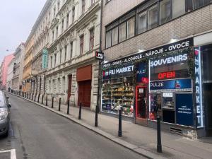 Supermarket nebo jiné obchody v  hostelu nebo okolí