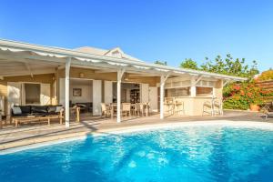 een huis met een zwembad voor een huis bij Villa Alexandra in Saint-François