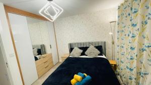 a bedroom with a bed and a large mirror at The Guest Nook - Wollaton in Nottingham