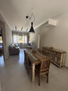 a dining room with a wooden table and chairs at Condomínio Apoena in São Sebastião