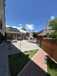 a building with a courtyard with a driveway at Condomínio Apoena in São Sebastião