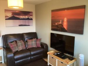 TV a/nebo společenská místnost v ubytování Raasay@Knock View Apartments, Sleat, Isle of Skye