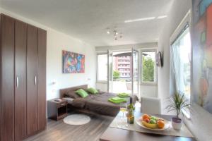 een woonkamer met een bank en een tafel bij Apartments Nebuloza in Rovinj