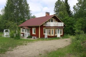 KalmariにあるPiennarpää Cottageの赤い家(ポーチ付)