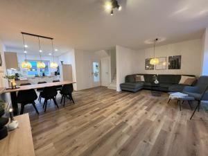 a living room with a kitchen and a dining room at mein Urlaubshafen - Anleger I oder II in Carolinensiel