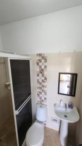 a bathroom with a toilet and a sink at Hostal SHELTER LA PERLA - San luis, Antioquia, Colombia in San Luis