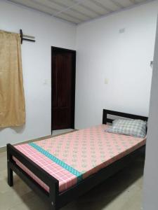 Ένα ή περισσότερα κρεβάτια σε δωμάτιο στο Linda casa en Leticia