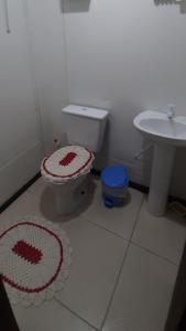 Ванная комната в Kitnet container Porto Belo +6 фотографий