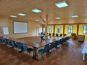 ein großer Konferenzraum mit einem langen Tisch und Stühlen in der Unterkunft Łejkówka in Wólka Magierowa + 36 Fotos