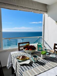 - une table avec un bol de fruits et une vue sur l'océan dans l'établissement Acqua Marine, à Sesimbra 37 autres photos