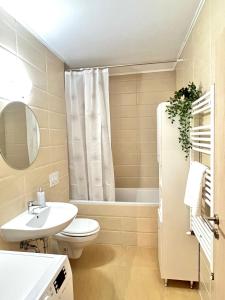 Mirandis Apartments - Modern Stays with Free Parking near Coresi Mall的一间浴室