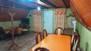 ein Esszimmer mit Tisch und Stühlen und einer Tür in der Unterkunft Cabanas Junto al Rio in Panaholma