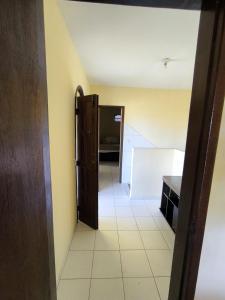 瓦伦萨Casa de veraneio的走廊房间的一扇敞门 更多9张照片