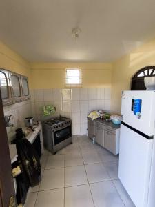 瓦伦萨Casa de veraneio的配有冰箱和炉灶的厨房