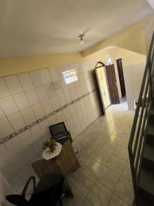 瓦伦萨Casa de veraneio的浴室设有一张桌子,上面有花