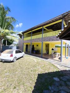 瓦伦萨Casa de veraneio的停在房子前面的白色汽车