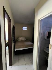 瓦伦萨Casa de veraneio的一间带床和淋浴的小卧室