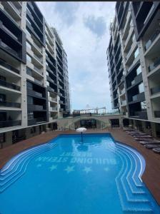 a swimming pool in the middle of two buildings at HF - Mamaia Nord Building Resort in Mamaia Sat/Năvodari