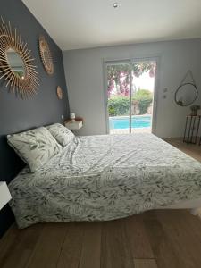 Ένα ή περισσότερα κρεβάτια σε δωμάτιο στο Maison paisible toute équipée, piscine chauffée +12 φωτογραφίες