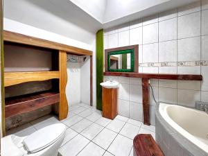 Koupelna v ubytování Jungle Mansion With Pool - Playa Negra + 29 fotografií
