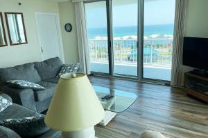 Una sala de estar con un sofá y una mesa con una lámpara. en 1 Bedroom Condo with Amazing View, en Pensacola Beach