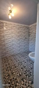 Ένα μπάνιο στο Neo & Ruks Guest Houses Boston Belleville 6