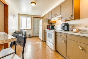 Η κουζίνα ή μικρή κουζίνα στο 3 Mi to Lambeau Field Ideally Located Townhome!