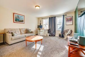 Ruang duduk di 2 Mi to Downtown Pet-Friendly Minneapolis Apt!