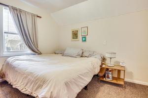 Katil atau katil-katil dalam bilik di 2 Mi to Downtown Pet-Friendly Minneapolis Apt!